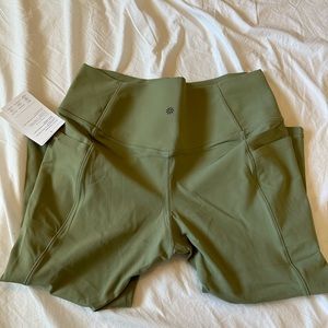NWT Athleta Salutation Stash Capri